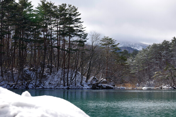 粉雪の舞う冬の毘沙門沼（福島県五色沼）の作例写真