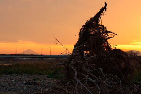 夕空に浮かぶ瓦礫（流木）と富士の作例写真