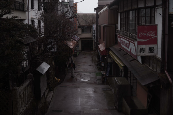 雨に濡れる御嶽神社の門前町の作例写真