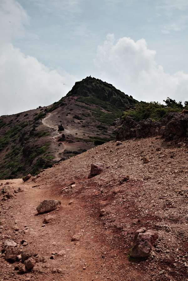 爆裂火口の稜線から眺める安達太良山の頂の作例写真