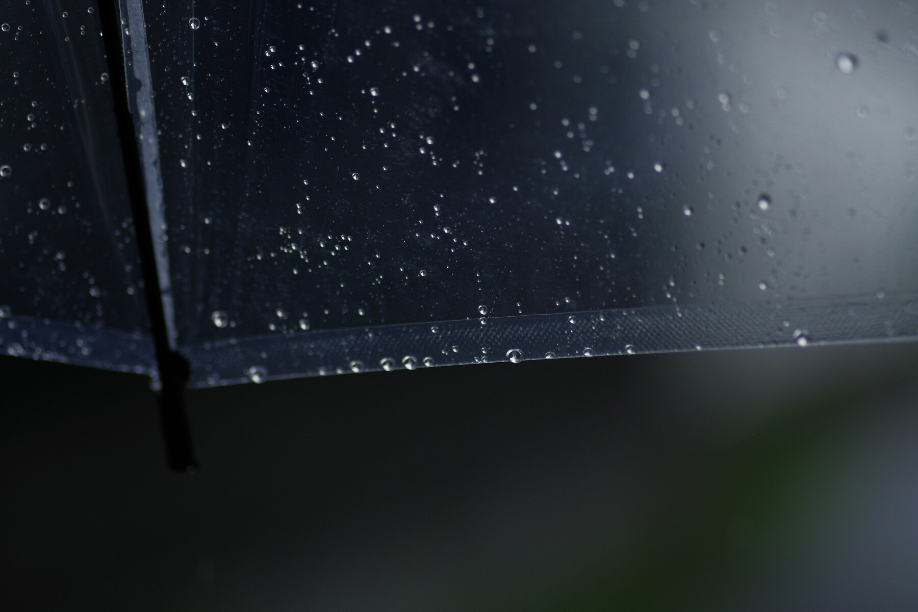 ビニール傘と雨粒の作例写真