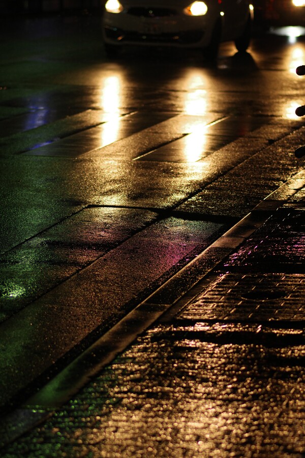 濡れた路面とヘッドライトの作例写真