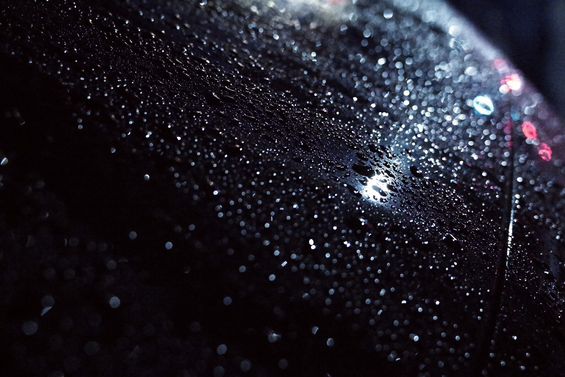 フロントウィンドウの雨粒の作例写真
