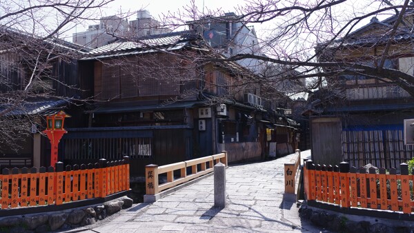 祇園の巽橋と昔ながらの建物の作例写真
