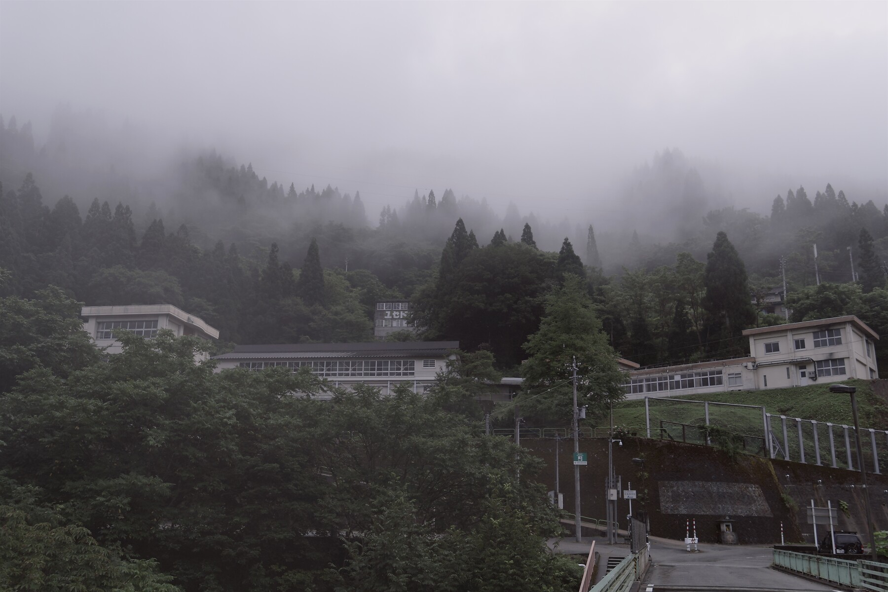 霧に包まれる富山県立南砺平高等学校の作例写真