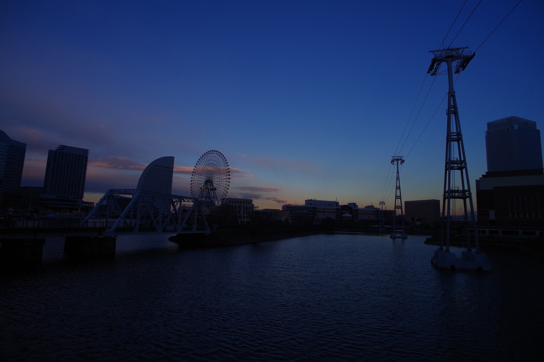 夕焼け空とみなとみらいの新港ふ頭を結ぶロープウェイの作例写真