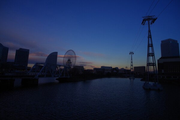 夕焼け空とみなとみらいの新港ふ頭を結ぶロープウェイの作例写真