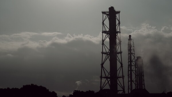 工業地帯の煙突と煙の作例写真