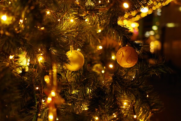 クリスマスツリーの飾りとライトアップの作例写真