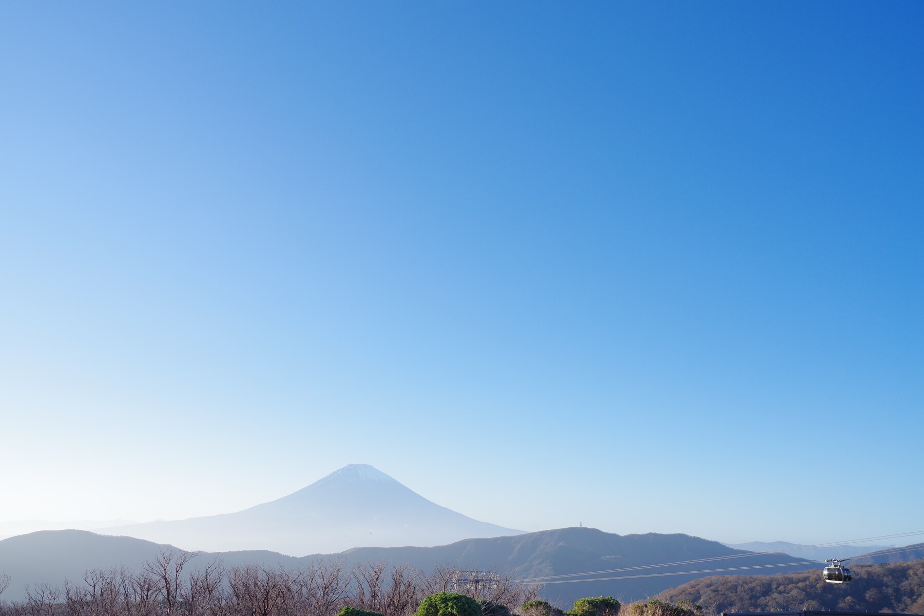 大涌谷から眺める富士山とロープウェイの作例写真