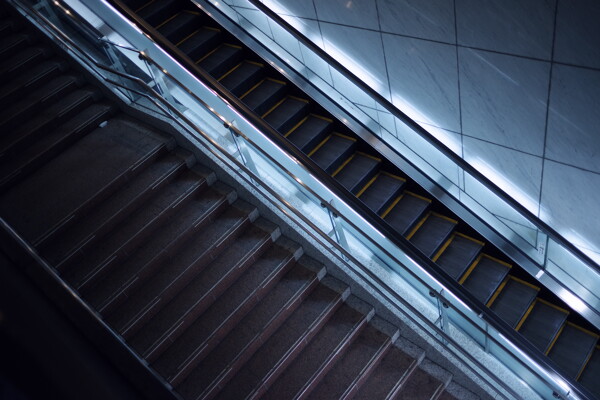 エスカレーターと階段の作例写真