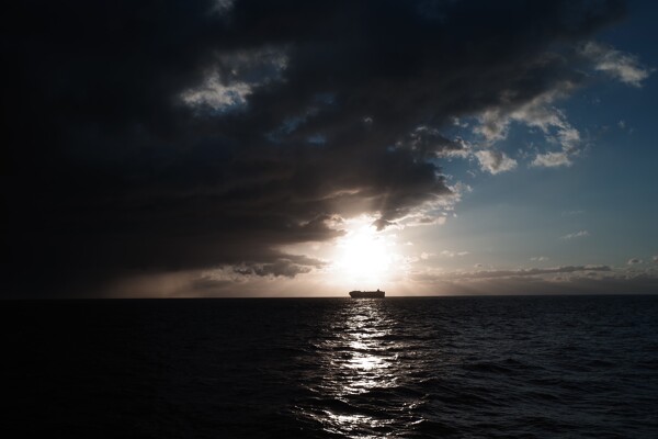 日の出とタンカー船の作例写真